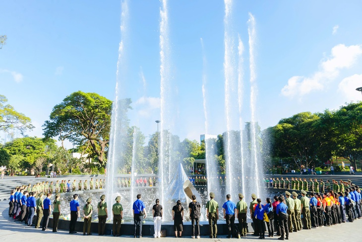 Lãnh đạo TPHCM dâng hoa tưởng nhớ Chủ tịch Hồ Chí Minh- Ảnh 4.