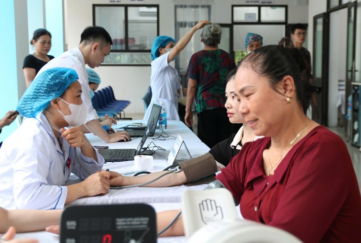 Người dân Hà Nội hào hứng trong ngày đầu khám sức khỏe miễn phí - Ảnh 2.