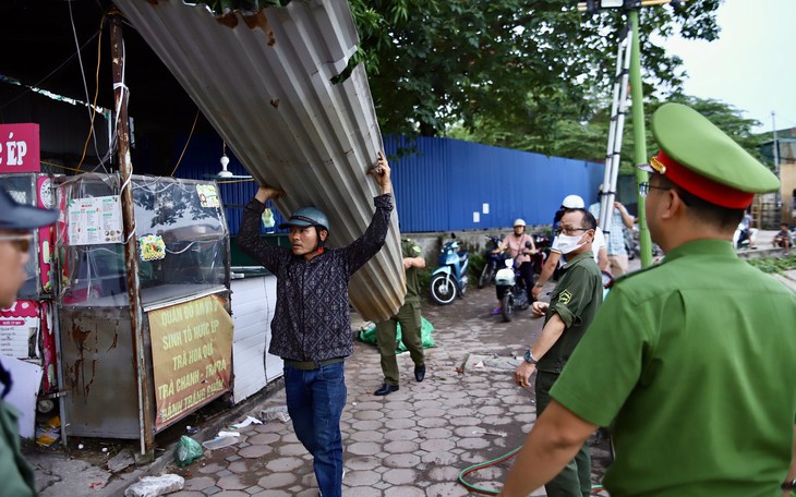 Vi phạm trật tự đô thị ở Hà Nội vẫn kéo dài, tái diễn sau xử lý- Ảnh 1.