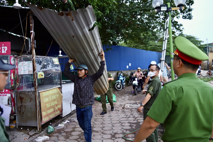 Sau phản ánh, hồ Định Công được kiểm tra, chấn chỉnh trật tự đô thị- Ảnh 6.