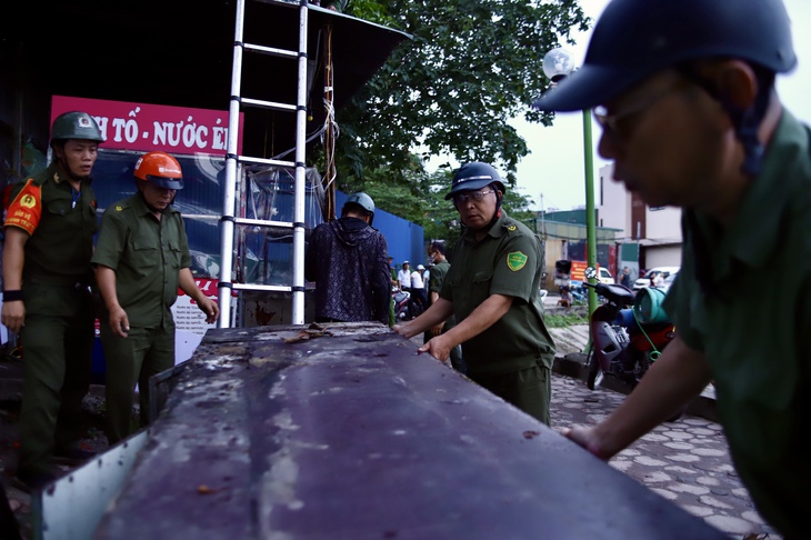 Sau phản ánh, hồ Định Công được kiểm tra, chấn chỉnh trật tự đô thị- Ảnh 5.