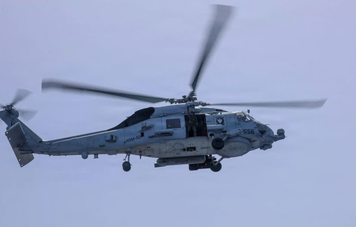 Trực thăng MH-60S Seahawk của Hải quân Mỹ rơi xuống Biển Ả Rập - Ảnh 1.