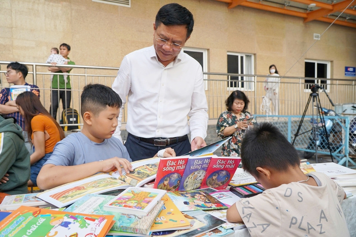 Hàng trăm bệnh nhi đón ngày hội sách đặc biệt ngay trong bệnh viện- Ảnh 3.