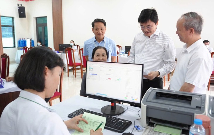Người dân Hà Nội hào hứng trong ngày đầu khám sức khỏe miễn phí - Ảnh 1.