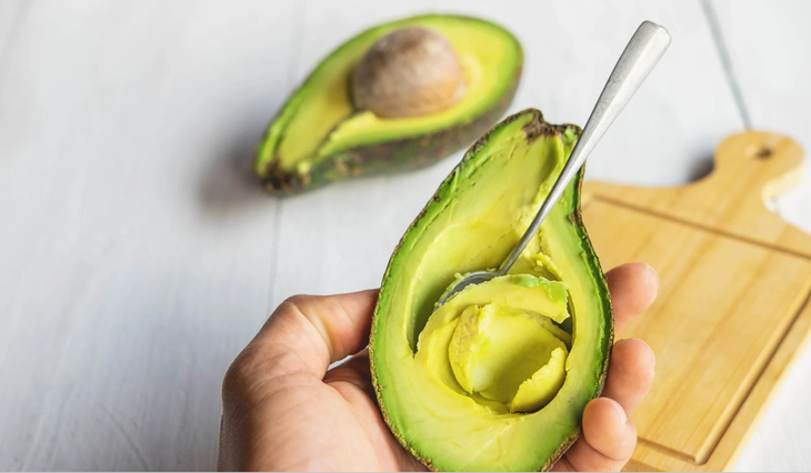 5 loại thực phẩm giúp cơ thể hấp thụ omega-3 tốt hơn, trong đó có quả bơ và hạt chia - Ảnh 1.