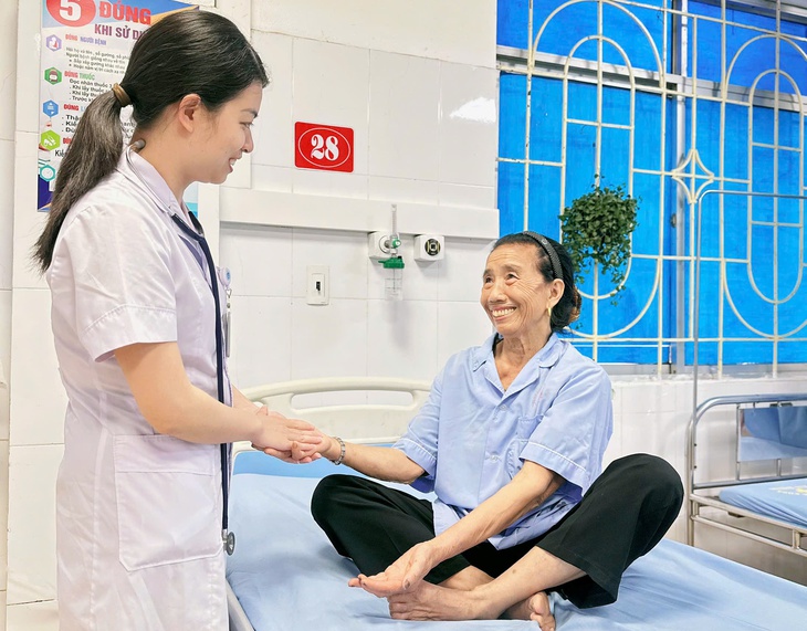 Ngành y tế Thanh Hóa chuẩn hóa kỹ năng giao tiếp, nâng cao sự hài lòng của người bệnh - Ảnh 4.