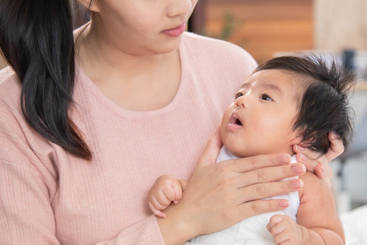 Hiểu lầm của cha mẹ có thể khiến trẻ dưới một tuổi lỡ “lá chắn” phòng RSV - Ảnh 1.