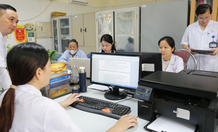 Sở Y tế Hà Nội yêu cầu không để chậm trễ giải quyết thủ tục hành chính cho người dân- Ảnh 1.