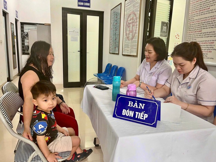 Một buổi khám sức khỏe định kỳ miễn phí cho trẻ dưới 6 tuổi tại Trạm Y tế phường - Ảnh 1.