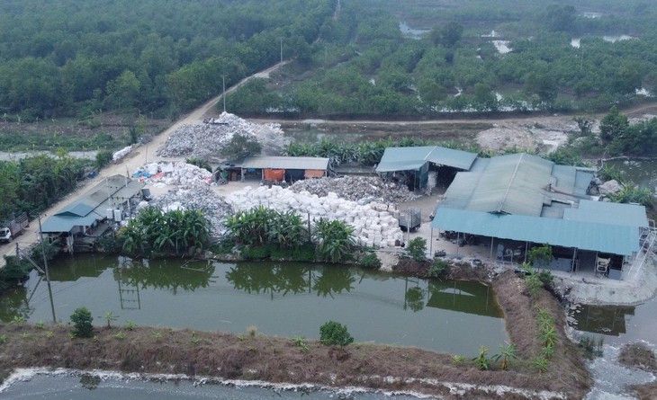 Khởi tố 3 chủ cơ sở tái chế bao bì gây ô nhiễm- Ảnh 2.