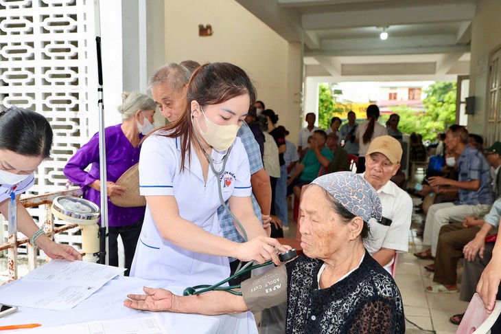 Bệnh viện Kiến An khám sức khỏe miễn phí cho 150 người có công- Ảnh 2.