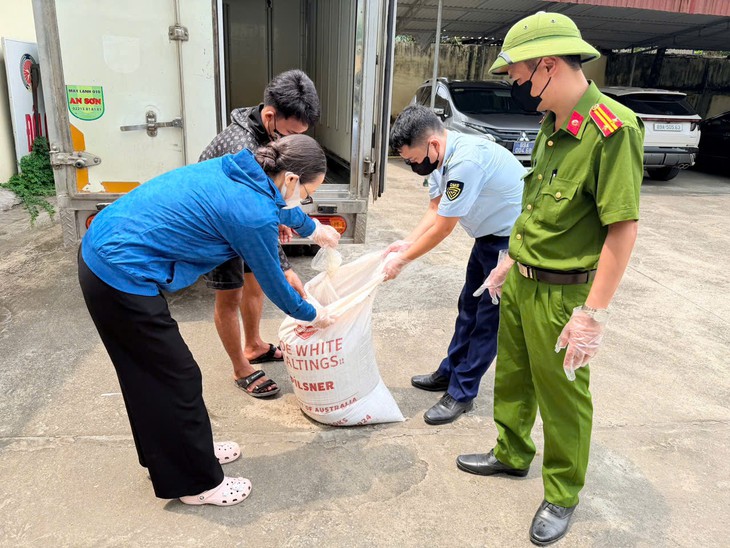 Gần nửa tấn lòng lợn bốc mùi hôi thối đang trên đường tiêu thụ - Ảnh 1.