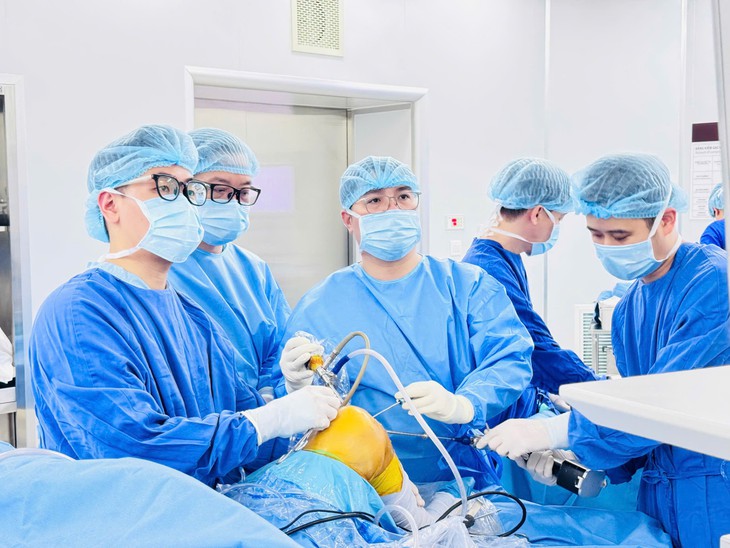 Vinmec Hải Phòng 'giải cứu' khớp gối lỏng lẻo cho người phụ nữ bằng gân tự thân- Ảnh 1.
