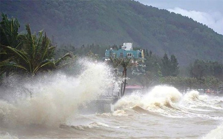 Hoàn lưu bão Ba Vì gây biển động rất mạnh, tàu thuyền cần lưu ý tránh trú an toàn- Ảnh 2.