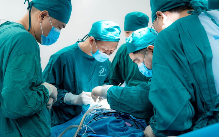 Nữ điều dưỡng trưởng cứu nam thanh niên ngừng tuần hoàn trong quán cà phê  - Ảnh 3.