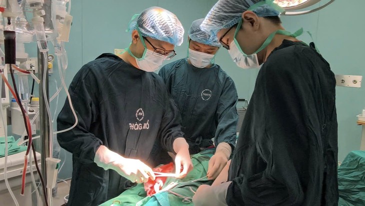 Cụ bà 83 tuổi bị sốc nhiễm khuẩn, áp xe hoại tử toàn vùng mặt sau khi nhổ răng khôn - Ảnh 2.