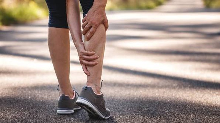 Đi bộ một đoạn lại đau bắp chân: Dấu hiệu cảnh báo bệnh mạch máu nguy hiểm - Ảnh 2.