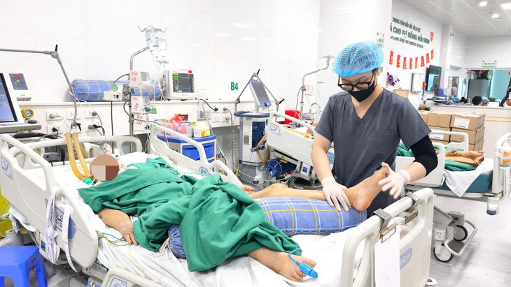 Cụ bà 83 tuổi bị sốc nhiễm khuẩn, áp xe hoại tử toàn vùng mặt sau khi nhổ răng khôn - Ảnh 3.