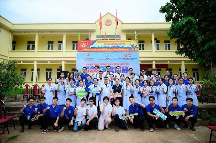 Lan tỏa yêu thương từ Mùa hè xanh 2026: Học viện Y - Dược học cổ truyền Việt Nam khám bệnh miễn phí cho hơn 700 lượt người dân- Ảnh 1.