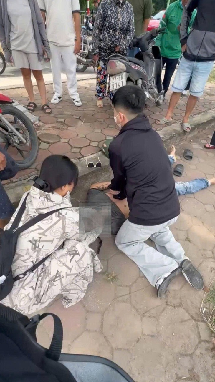 Học viện Y - Dược học cổ truyền Việt Nam khen thưởng kịp thời nam sinh viên cứu người giữa đường - Ảnh 1.