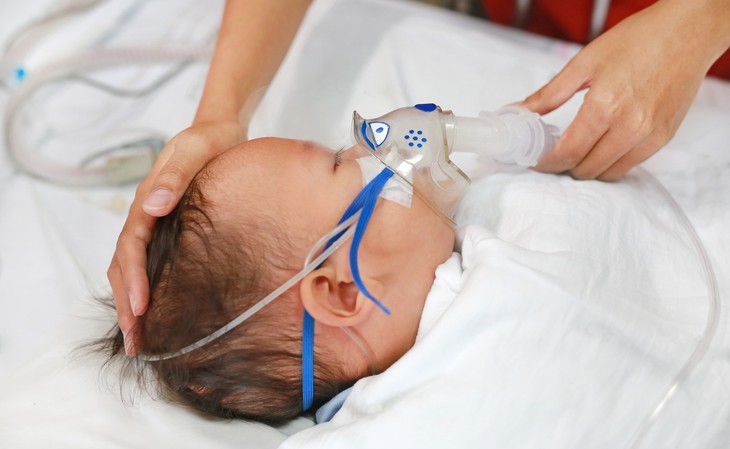 Hiểu lầm của cha mẹ có thể khiến trẻ dưới một tuổi lỡ “lá chắn” phòng RSV - Ảnh 2.