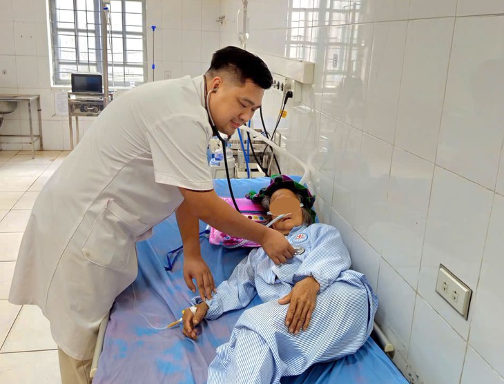15 phút giành giật sự sống cho cụ bà 86 tuổi ngừng tuần hoàn vì sốc nhiễm khuẩn- Ảnh 2.
