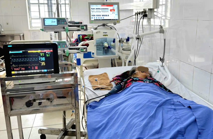 15 phút giành giật sự sống cho cụ bà 86 tuổi ngừng tuần hoàn vì sốc nhiễm khuẩn- Ảnh 1.