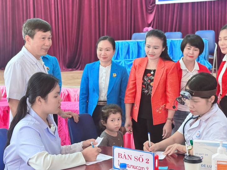 Bệnh viện Nhi Thanh Hóa khám bệnh, cấp phát thuốc miễn phí cho trẻ em tỉnh Hủa Phăn- Ảnh 3.