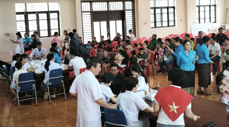 Bệnh viện Nhi Thanh Hóa khám bệnh, cấp phát thuốc miễn phí cho trẻ em tỉnh Hủa Phăn- Ảnh 1.