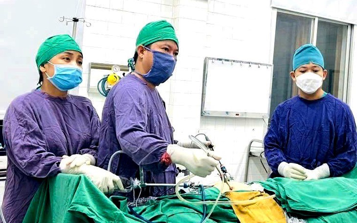 15 phút giành giật sự sống cho cụ bà 86 tuổi ngừng tuần hoàn vì sốc nhiễm khuẩn- Ảnh 3.