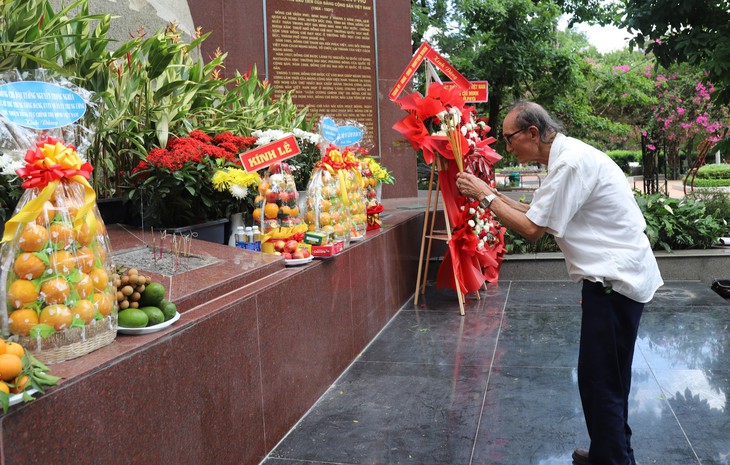 Xúc động dòng người đến tri ân các anh hùng liệt sĩ tại Công viên Lê Thị Riêng - Ảnh 2.
