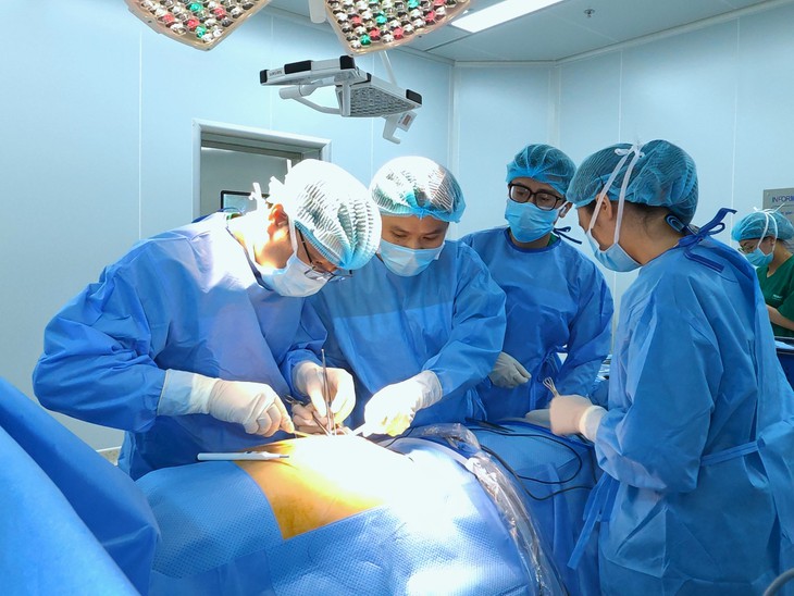 Cụ ông suýt mất mạng vì vô tình nuốt phải hạt mít- Ảnh 1.