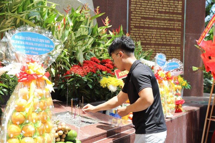 Xúc động dòng người đến tri ân các anh hùng liệt sĩ tại Công viên Lê Thị Riêng - Ảnh 6.
