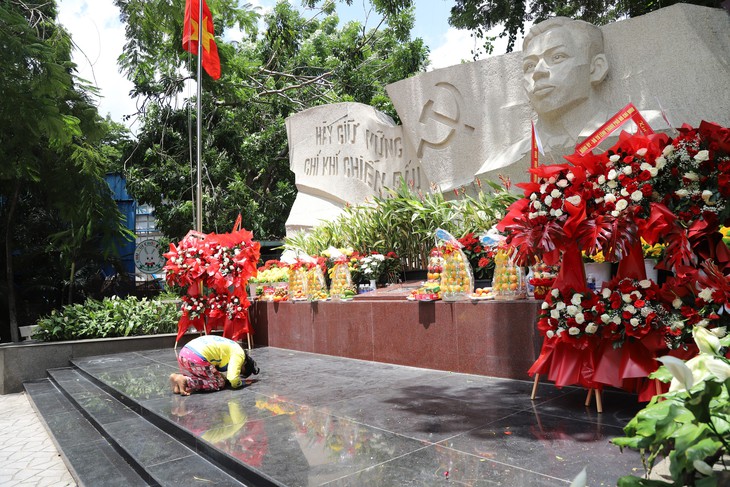Xúc động dòng người đến tri ân các anh hùng liệt sĩ tại Công viên Lê Thị Riêng - Ảnh 7.