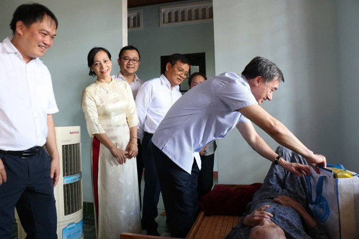 Thứ trưởng Bộ Y tế Trần Văn Thuấn thăm Mẹ Việt Nam Anh hùng, trao tặng quà bệnh nhân ung thư ở Huế- Ảnh 1.