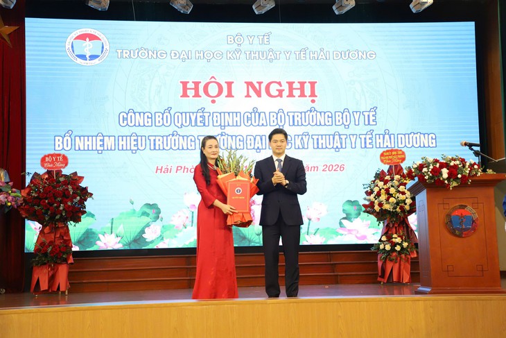 Thứ trưởng Thường trực Vũ Mạnh Hà trao quyết định bổ nhiệm Hiệu trưởng Trường Đại học Kỹ thuật Y tế Hải Dương- Ảnh 1.