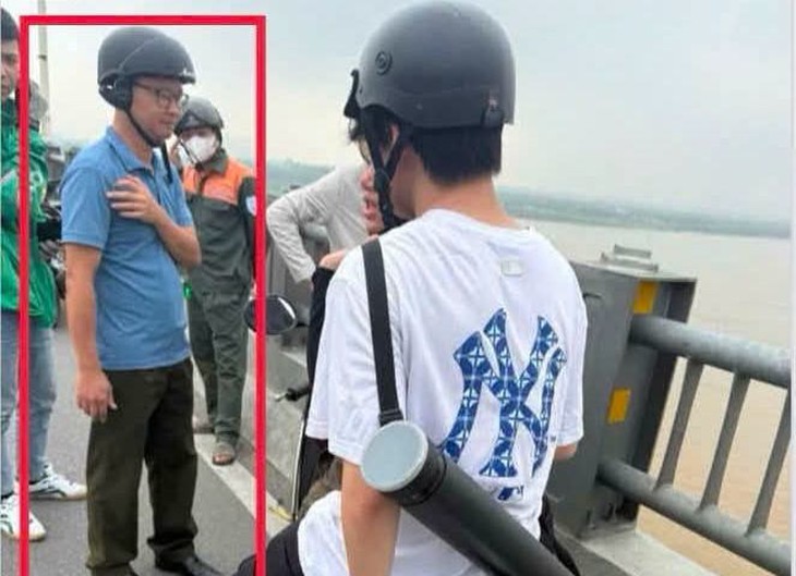 Trung tá công an Hải Phòng kịp thời ngăn người phụ nữ định nhảy cầu Vĩnh Tuy- Ảnh 1.