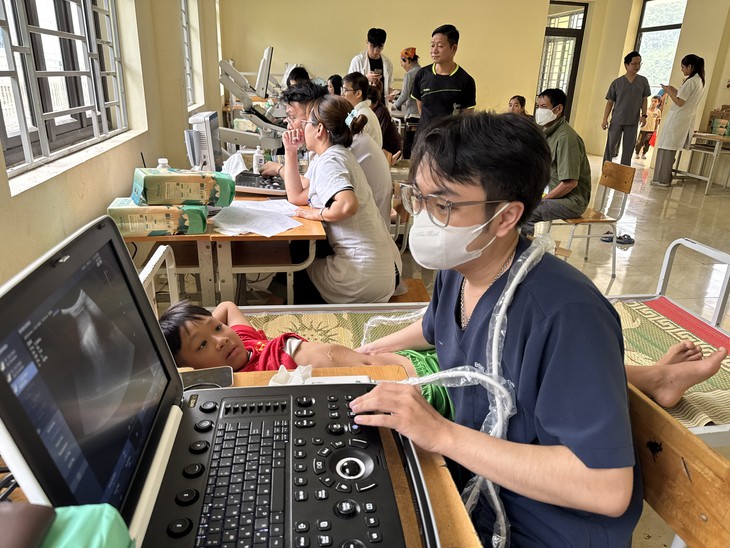 Hơn 500 người dân vùng biên Thanh Hóa được khám bệnh, cấp thuốc miễn phí- Ảnh 2.