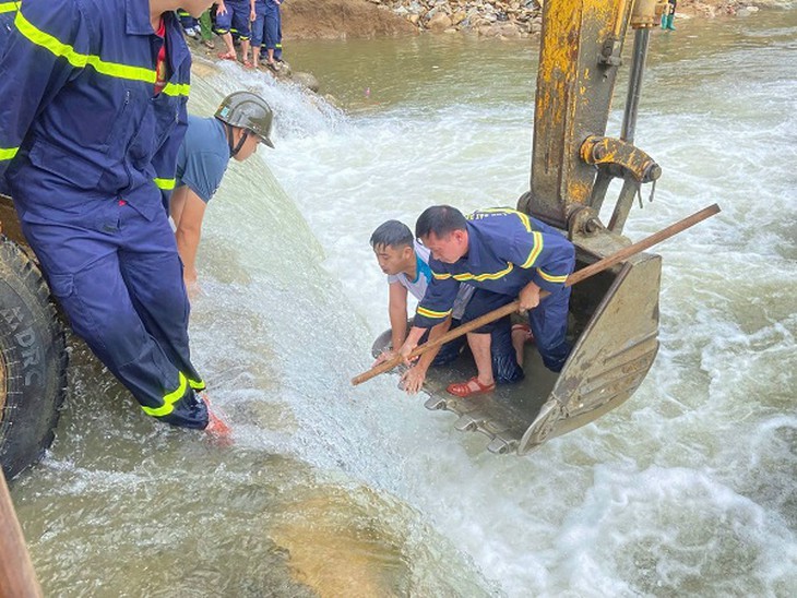 Mưa lớn cuốn trôi hai vợ chồng đi qua đập tràn, người chồng tử vong- Ảnh 2.