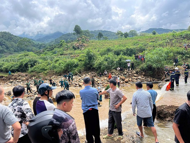 Mưa lớn cuốn trôi hai vợ chồng đi qua đập tràn, người chồng tử vong- Ảnh 1.