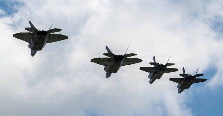 F-22 kết hợp F-35 tạo nên cặp tiêm kích mạnh nhất thế giới?- Ảnh 1.