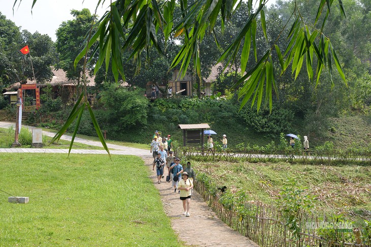 Độc đáo nghi lễ thay bàn thờ gia tiên của người Tày- Ảnh 1.