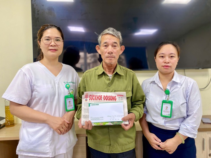 Hai nạn nhân tai nạn giao thông nhận hơn 34,8 triệu đồng từ bạn đọc Báo Sức khỏe và Đời sống- Ảnh 1.