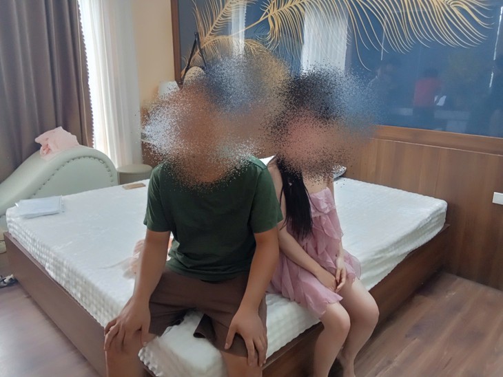 Bắt quả tang 2 người đang mua bán dâm, khởi tố 2 kẻ môi giới qua mạng - Ảnh 1.