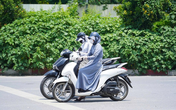 Miền Bắc nắng nóng, Hà Nội nhiệt cao đến 36 độ - Ảnh 2.