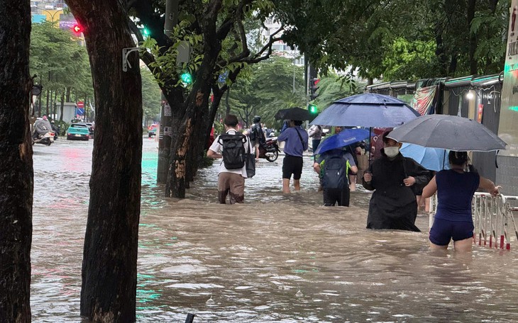 Miền Bắc chuyển nắng nóng trước khi bước vào đợt mưa lớn - Ảnh 2.