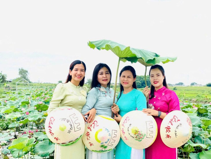 Về Thành Nhà Hồ ngắm sen nở, đi xe điện khám phá làng cổ trăm năm- Ảnh 3.