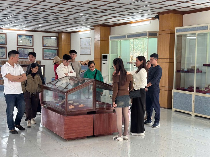 Về Thành Nhà Hồ ngắm sen nở, đi xe điện khám phá làng cổ trăm năm- Ảnh 9.