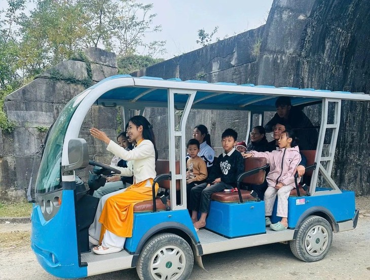 Về Thành Nhà Hồ ngắm sen nở, đi xe điện khám phá làng cổ trăm năm- Ảnh 2.