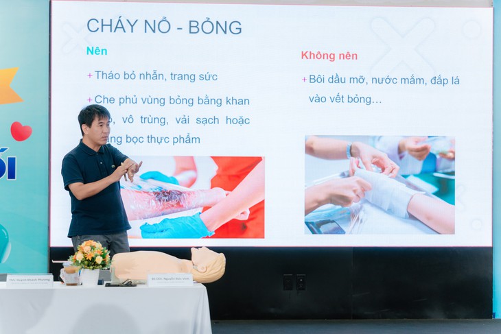 Long Châu hợp lực Bệnh viện Bạch Mai chuẩn hóa kỹ năng sơ cấp cứu cho dược sĩ, sẵn sàng ứng phó tình huống khẩn cấp- Ảnh 2.